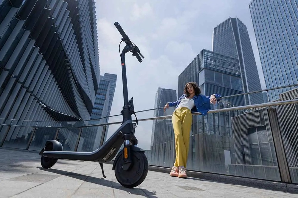 Segway Ninebot Kickscooter E2 E II- Schwarz